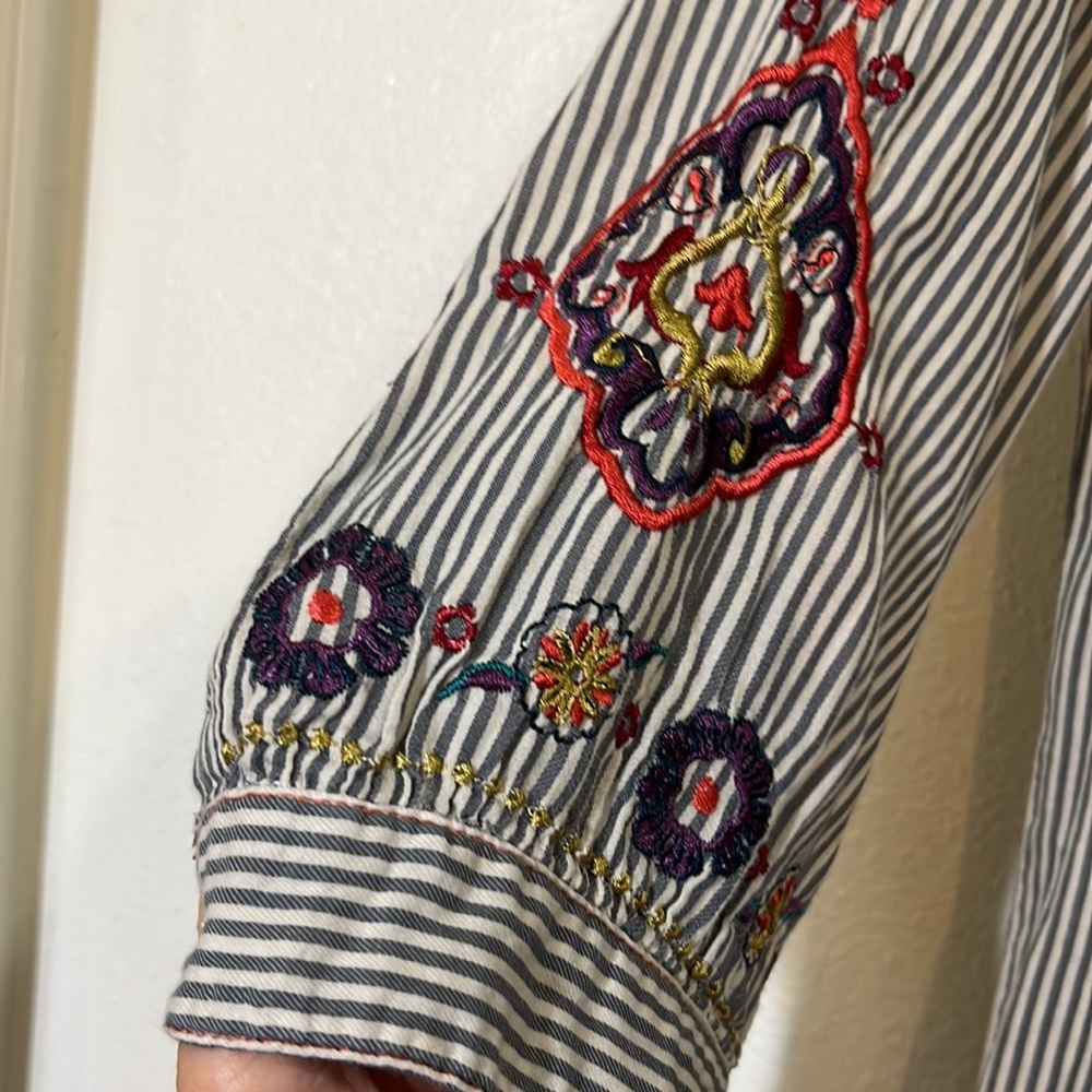 3J Workshop Johnny Was gray/ white striped embroidered long blouse. Size Small - Picture 7 of 12